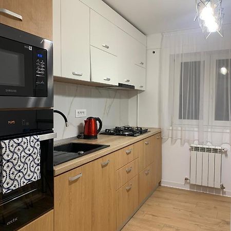 Sunny Apartment In Suceava Exteriör bild