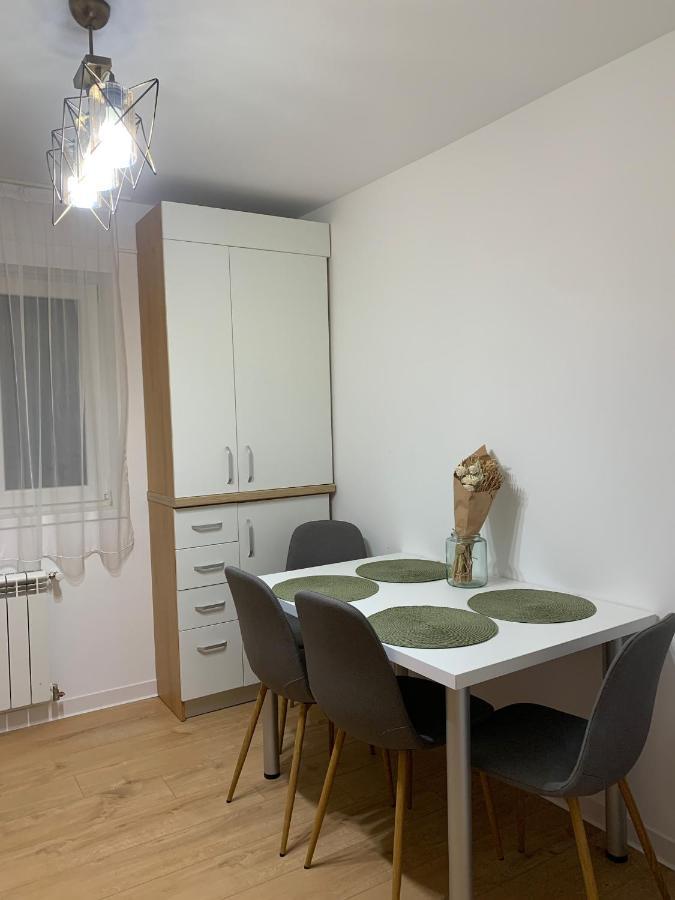 Sunny Apartment In Suceava Exteriör bild
